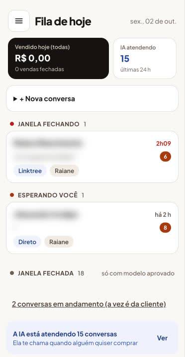 Fila de atendimento do WhatsApp no sistema da Sukira, com os nomes dos clientes borrados